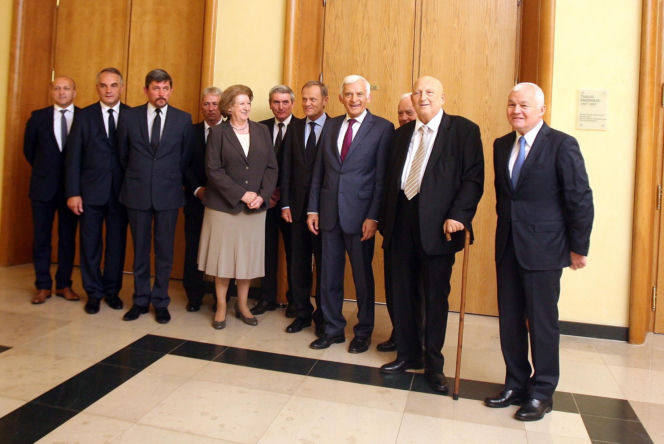 Była pierwszą kobietą na stanowisku premiera III RP. Już po roku złożyła dymisję