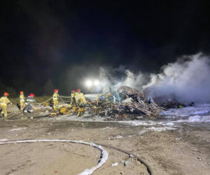 Nocny pożar na bydgoskim wysypisku śmierci. Na miejscu kilka zastępów straży pożarnej