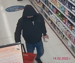 Seria kradzieży w drogerii w Dobrzejewicach koło Torunia. Rozpoznajesz sprawców?