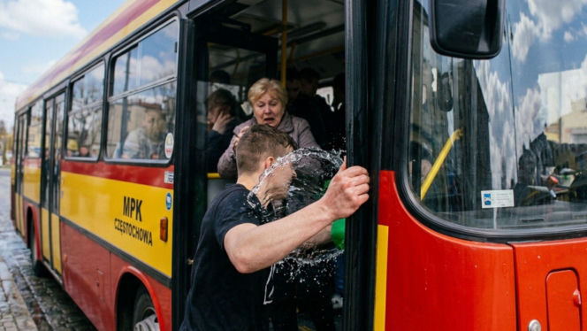 Uważaj na Śmigus-Dyngus! Za to możesz dostać mandat 500 zł. Gdzie kończy się zabawa?