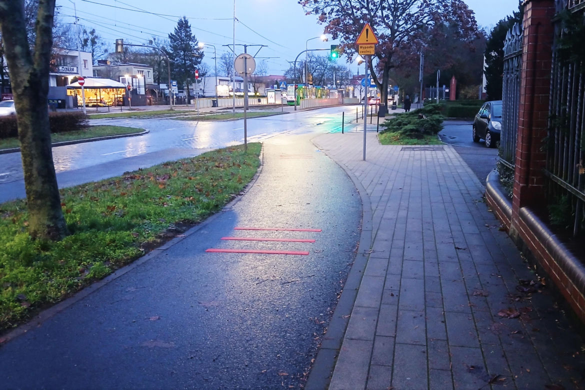 Ograniczenia dla niezdyscyplinowanych rowerzystów przy Cmentarzu Centralnym