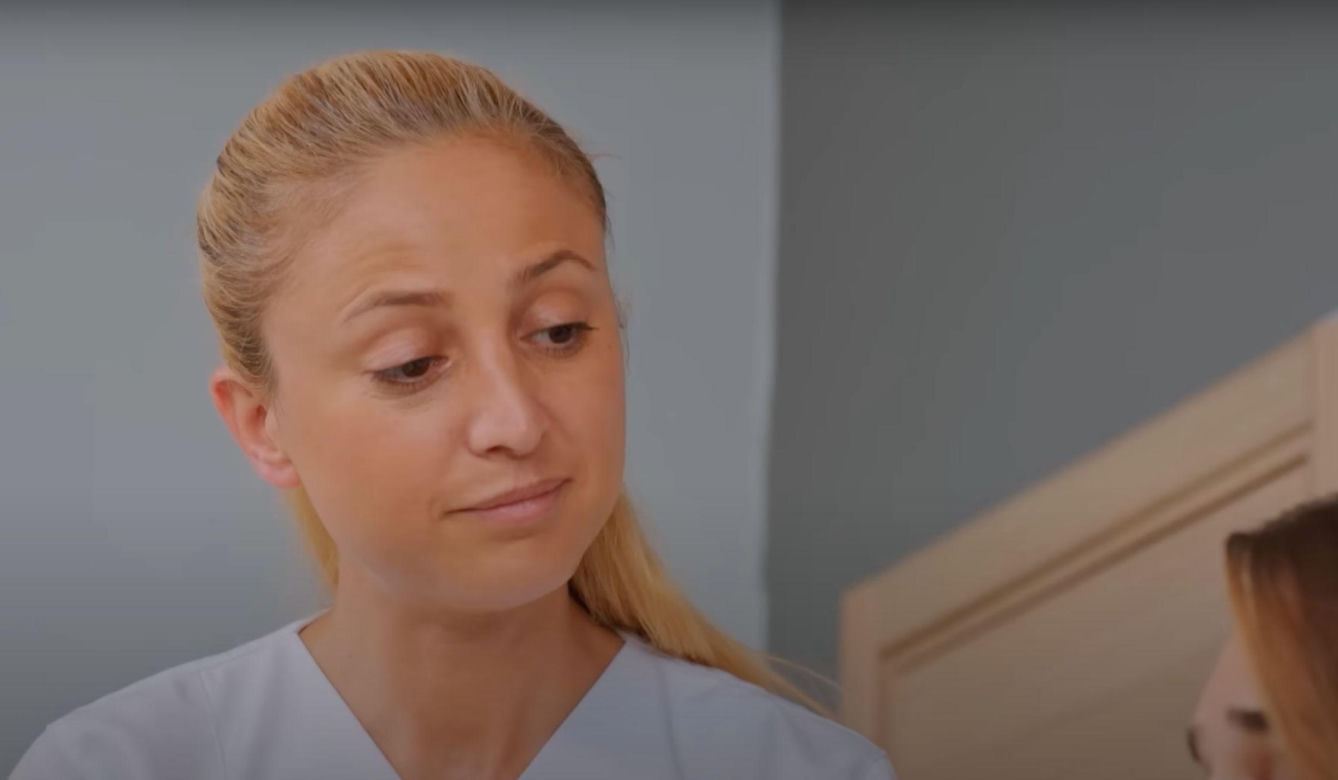 Sila wpada pod samochód.