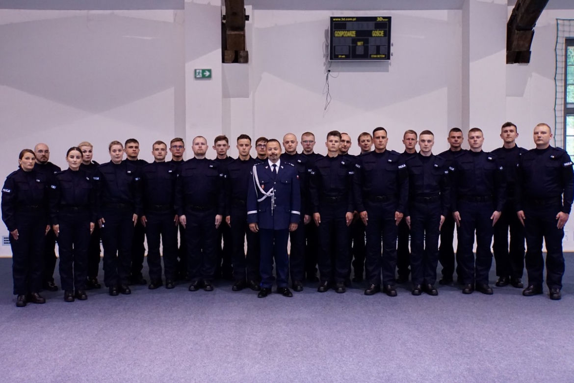 Ślubowanie nowych policjantów w Olsztynie. W szeregi wstąpiło 24 funkcjonariuszy [ZDJECIA]