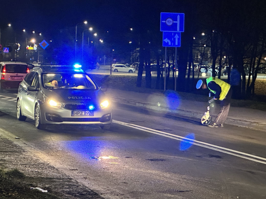 Wypadek w Błoniu. Wyszła na spacer z psem, wjechał w nią fiat. Tragiczny finał
