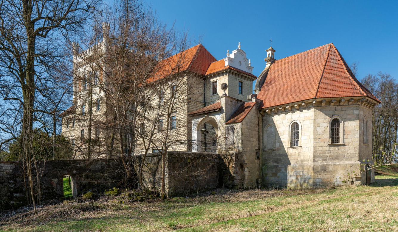 To miasto w województwie małopolskim, w którym mieszka mniej osób niż na wsiach. Leży blisko Krakowa