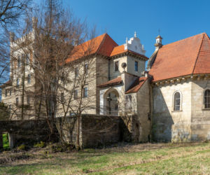 To miasto w województwie małopolskim, w którym mieszka mniej osób niż na wsiach. Leży blisko Krakowa