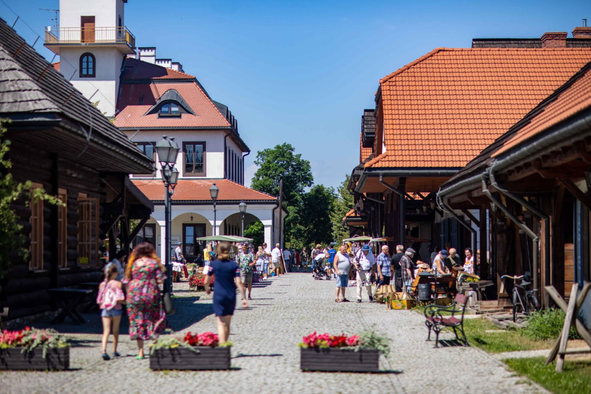 W tym muzeum można poczuć się jak w XIX wieku. To największy skansen w Małopolsce 