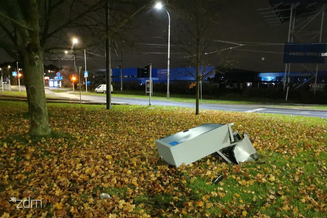 Zniszczona skrzynka na rondzie Solidarności