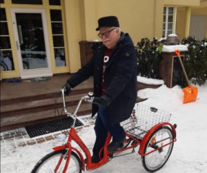 Lech Wałęsa na rowerze