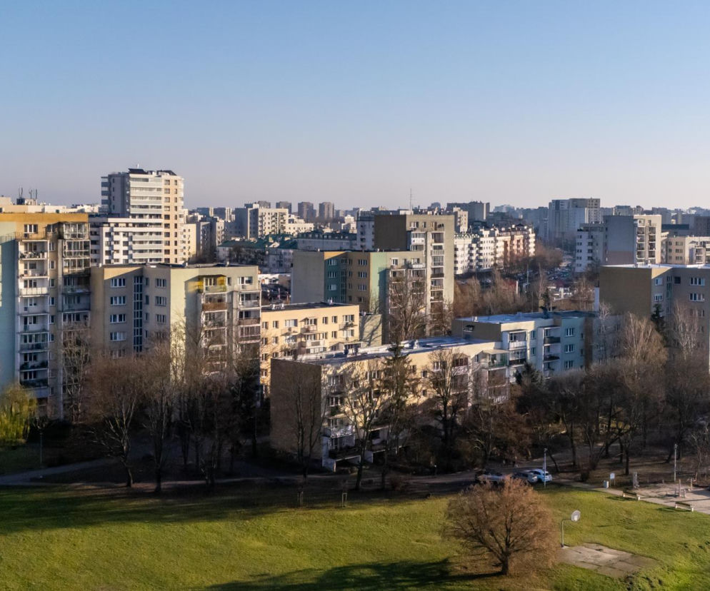 Osiedle bloków mieszkalnych w polskim mieście. O fali podwyżek czynszów w spółdzielniach przeczytasz na SE Superbiz.