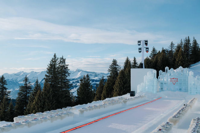 Wyjątkowy pokaz mody nad chmurami