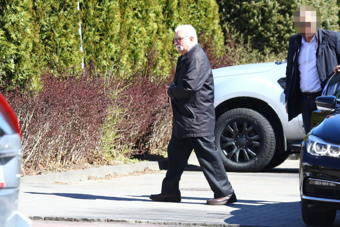 Lech Wałęsa zmienił wizerunek. Wygląda jak słynny gwiazdor muzyki