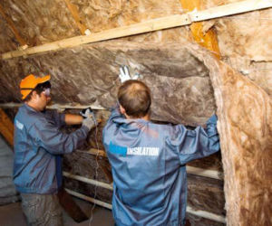 Układanie drugiej warstwy wełny mineralnej