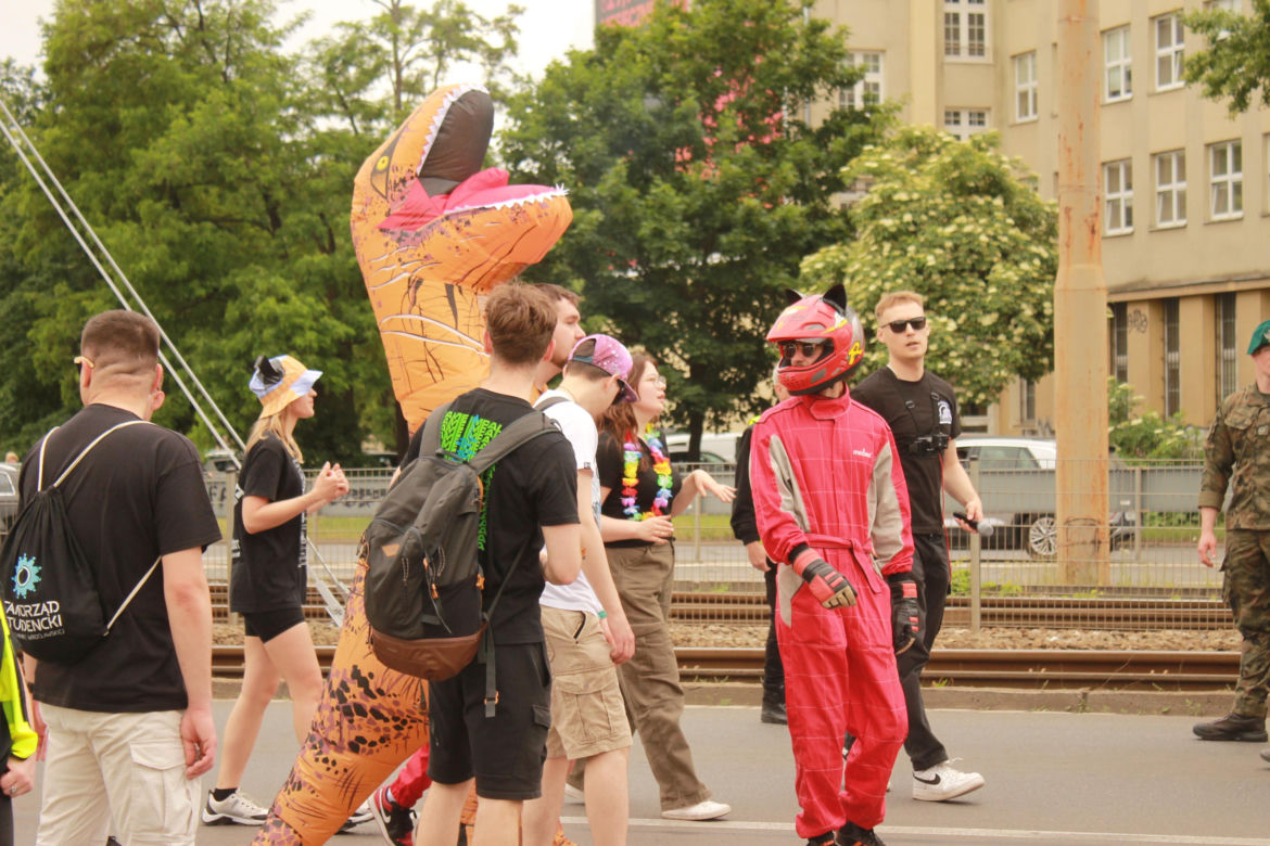 Studenci opanowali Wrocław. Pochód juwenaliowy przeszedł ulicami miasta. Było śpiewająco! [ZDJĘCIA]