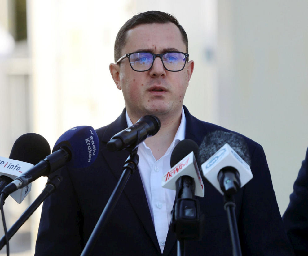 Wiceminister klimatu Miłosz Motyka podczas konferencji prasowej. O jego sporze z posłem PiS przeczytasz w Eska.