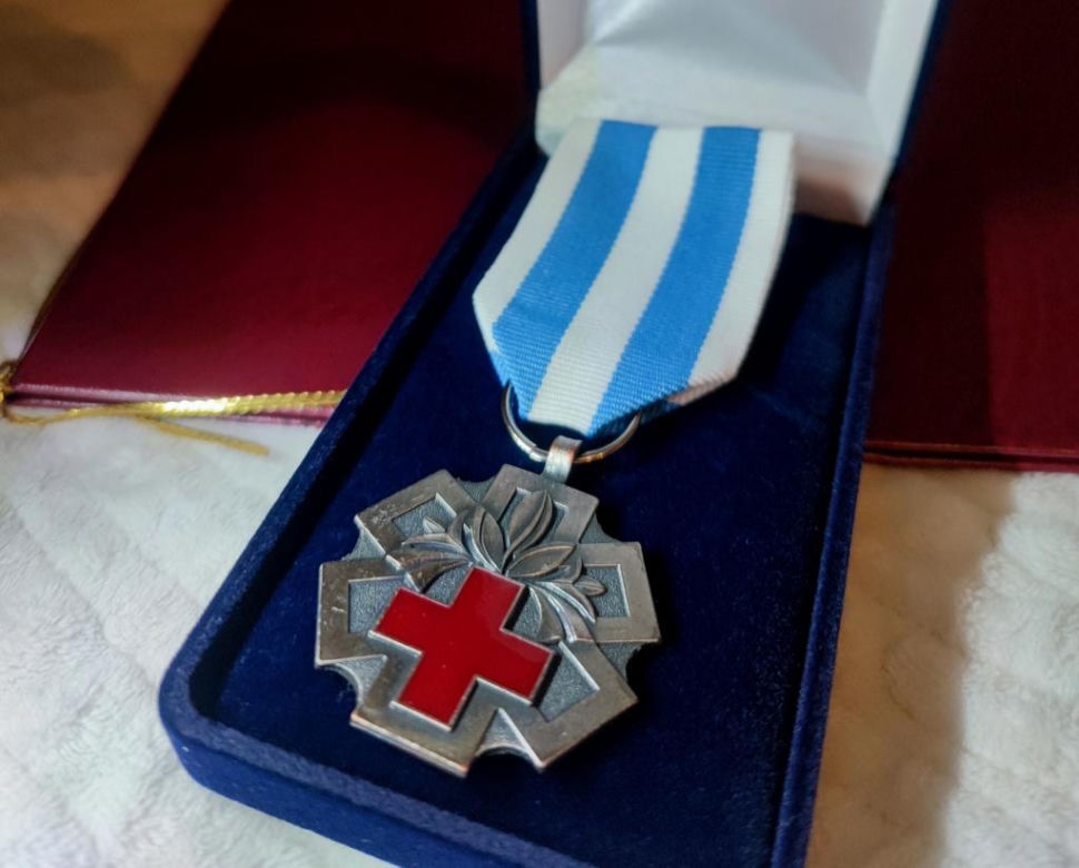 Oddał już ponad 26 litrów krwi! Wyjątkowe odznaczenie dla bydgoskiego policjanta 