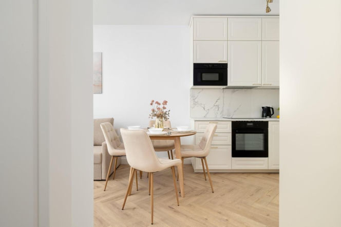 Jasny, nowoczesny apartament z aneksem kuchennym i jadalnią. O nowej platformie Heyrent przeczytasz na SE Superbiz.