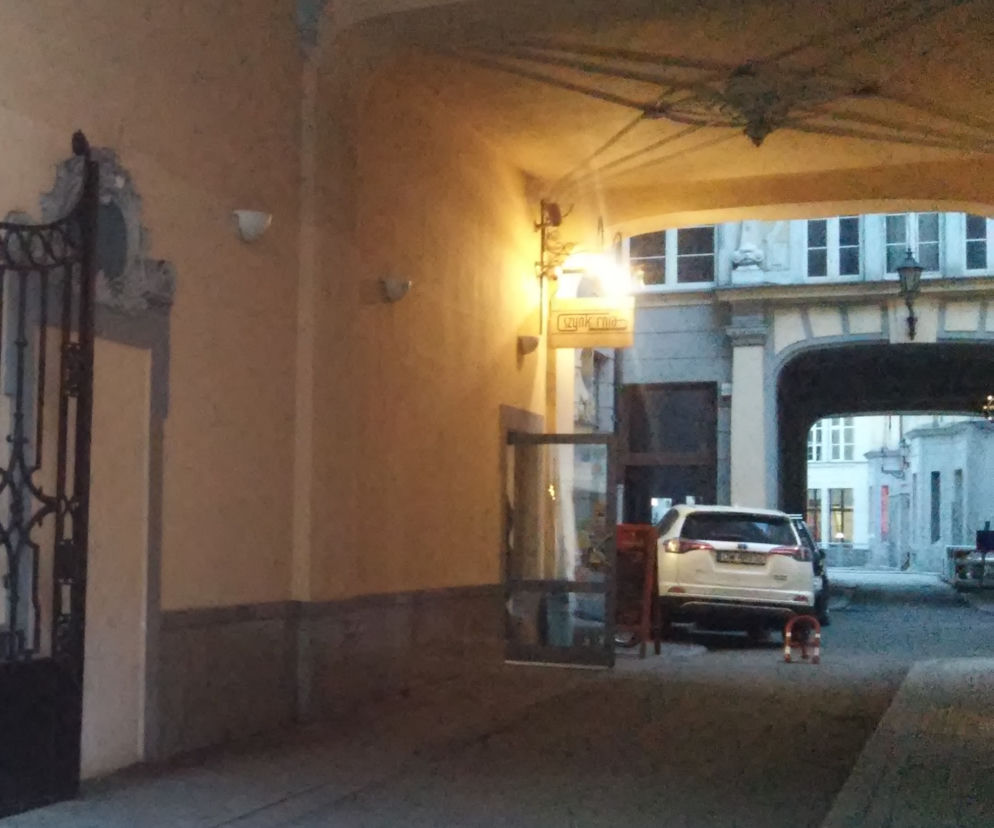 Ojciec przyjechał po córkę, która imprezowała w Pasażu Niepolda. Został pobity (zdjęcie poglądowe)