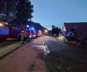 Trasa Olsztnynek - Szczytno zablokowana po wypadku. Ciężarówka przewróciła się na budynek