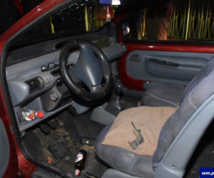 Kierowca Renault Twingo spowodował kolizję drogową uderzając w prawidłowo zaparkowany pojazd marki Peugeot.