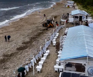 Wakacyjny dramat nad morzem. Restauratorzy usypują wały ochronne