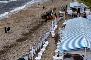 Wakacyjny dramat nad morzem. Restauratorzy usypują wały ochronne