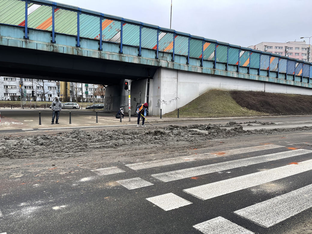 Beton zalał ulicę w Warszawie