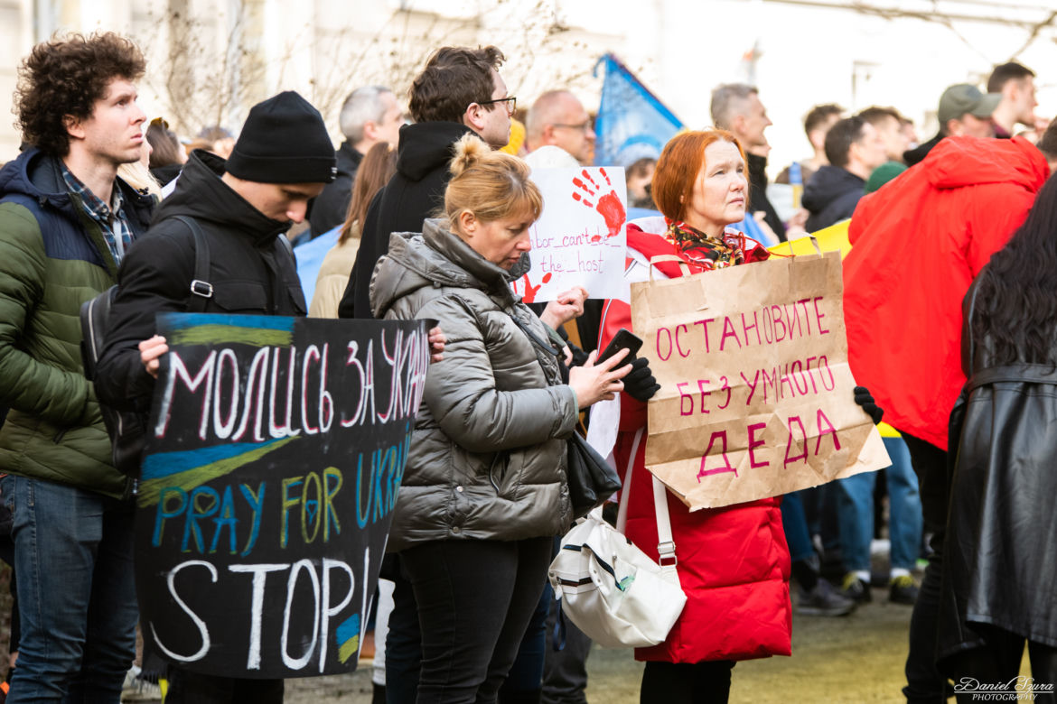  Kraków solidarny z Ukrainą. Setki osób przyszło na manifestację [ZDJĘCIA]