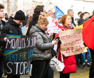  Kraków solidarny z Ukrainą. Setki osób przyszło na manifestację [ZDJĘCIA]