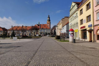 To miasto ma jeden z najstarszych rynków na Śląsku. Zachwyca zabytkowymi kamienicami i ratuszem