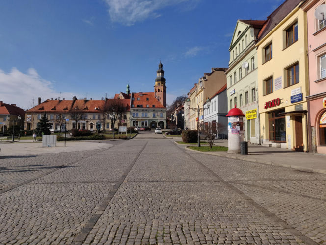 To miasto ma jeden z najstarszych rynków na Śląsku. Zachwyca zabytkowymi kamienicami i ratuszem