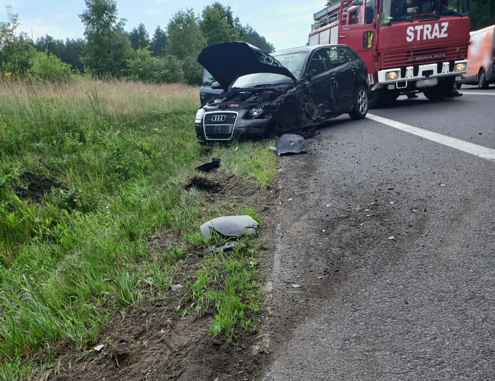 Wypadek na DK 16 w pobliżu Naglad. Dwie osoby ranne po czołowym zderzeniu osobówek [ZDJĘCIA]