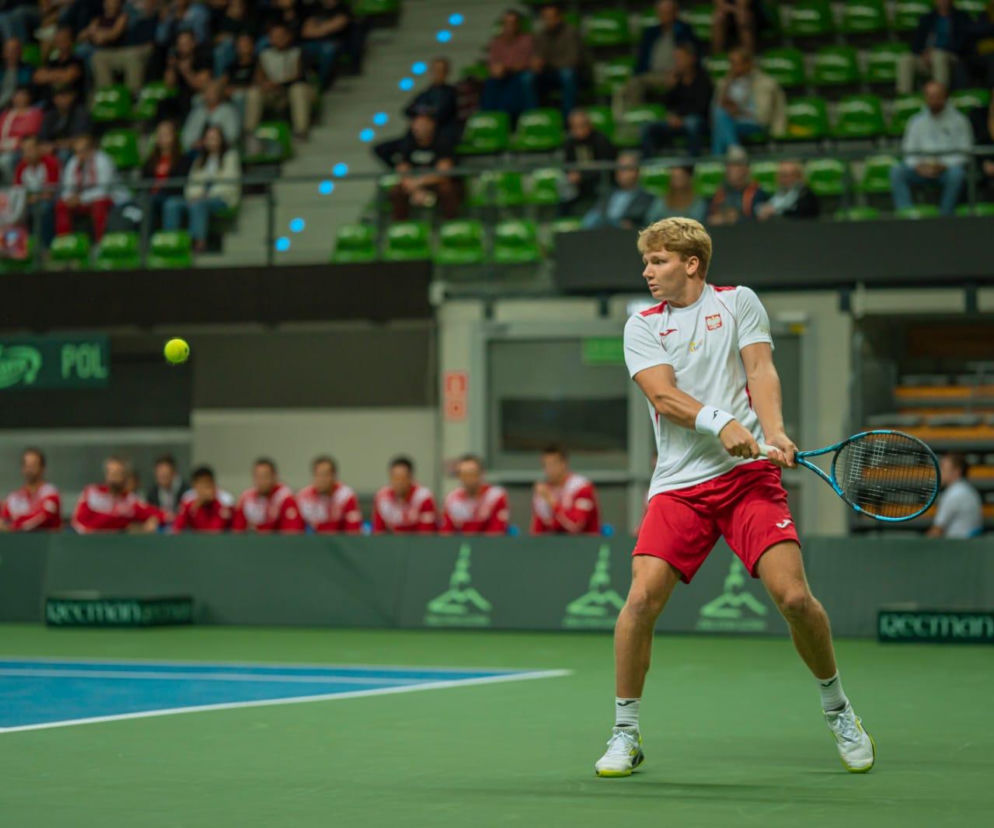 Maks Kaśnikowski uderza piłkę oburęcznym backhandem. O porażce Polaka w US Open przeczytasz na SE Supersport.
