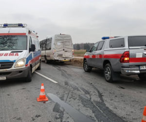 Bus z dziećmi zderzył się z ciężarówką. Są ranni!