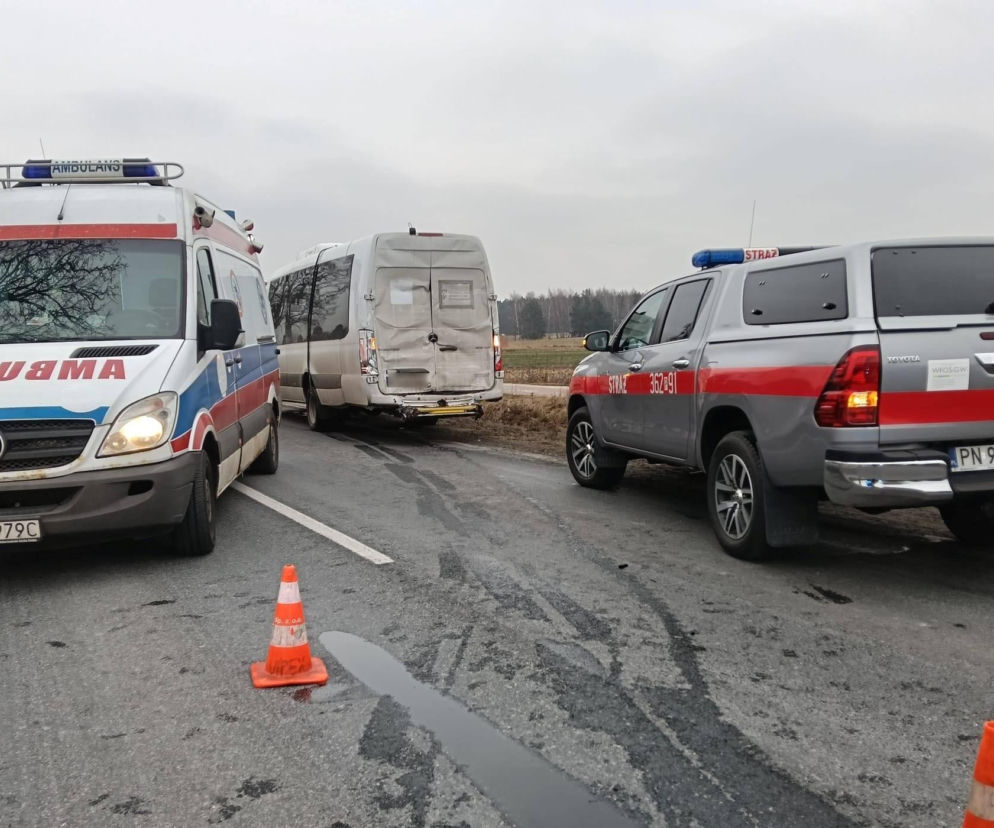 Dramat na drodze! Bus z dziećmi zderzył się z ciężarówką w Rychwale. Są ranni!