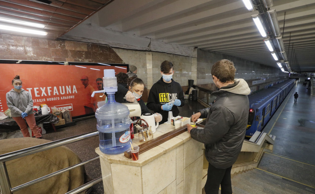 Od początku wojny żyją w metrze. To ich nowy dom i schron przed bombami 