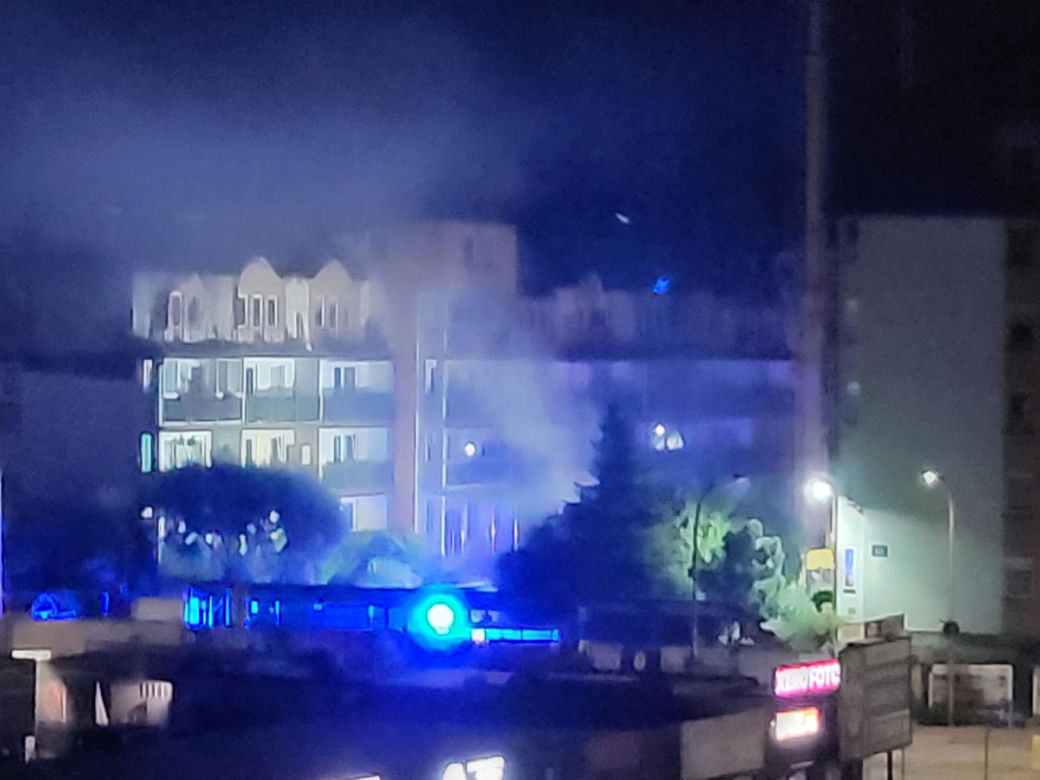 Kłęby dymu nad blokiem, który spłonął w Ząbkach. Co się stało?
