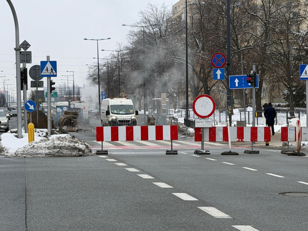 Pęknięta rura paraliżuje Wolę. Górczewska zamknięta na tydzień po awarii ciepłowniczej