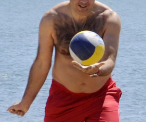 Micheil Saakaszwili gubi brzuszek na plaży