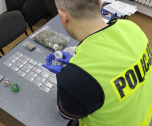 Próbowali pozbyć się narkotyków przez okno - to była rodzinna akcja