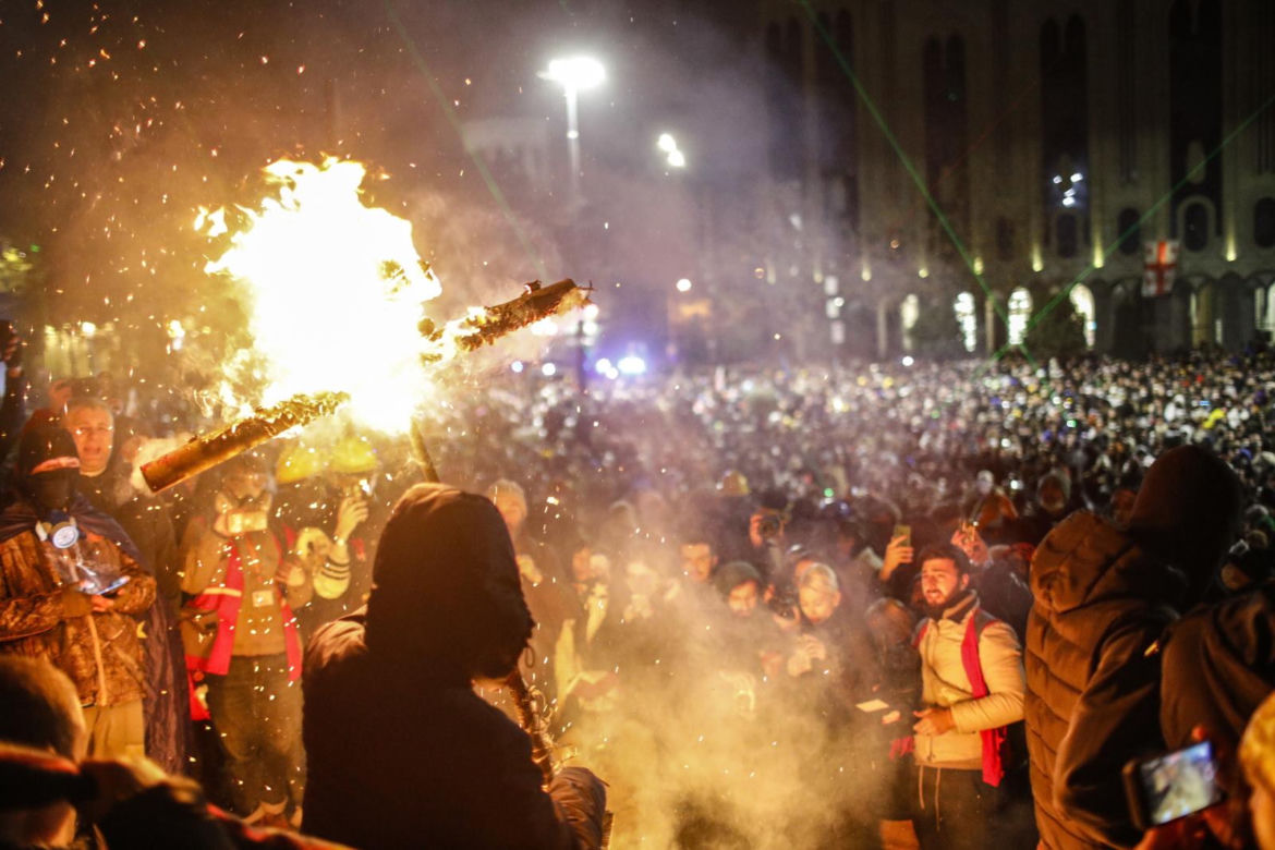 „Rewolucja fajerwerków”. Kolejna brutalna noc w Tbilisi 