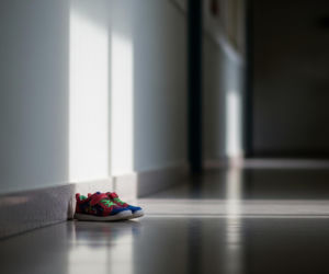 Opiekunka rzuciła butem w dziecko. Co zrobiono z jej koleżankami?