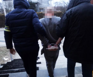 Zaatakował nożem policjantów!  Grozi mu do 10 lat więzienia