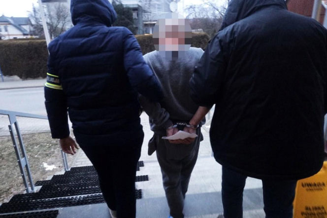Zaatakował nożem policjantów!  Grozi mu do 10 lat więzienia