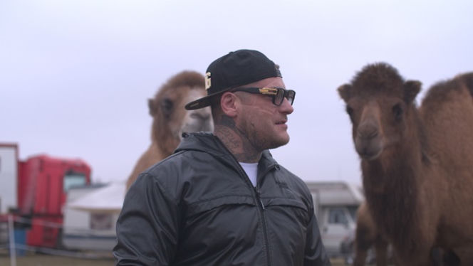 Popek x Sobota x Matheo - cyrk, hala sportowa i tor rajdowy w teledysku Bajka! ZDJĘCIA
