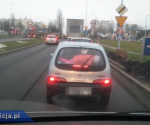 3-letnie dziecko na półce Fiata Seicento