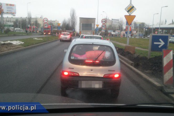 3-letnie dziecko na półce Fiata Seicento
