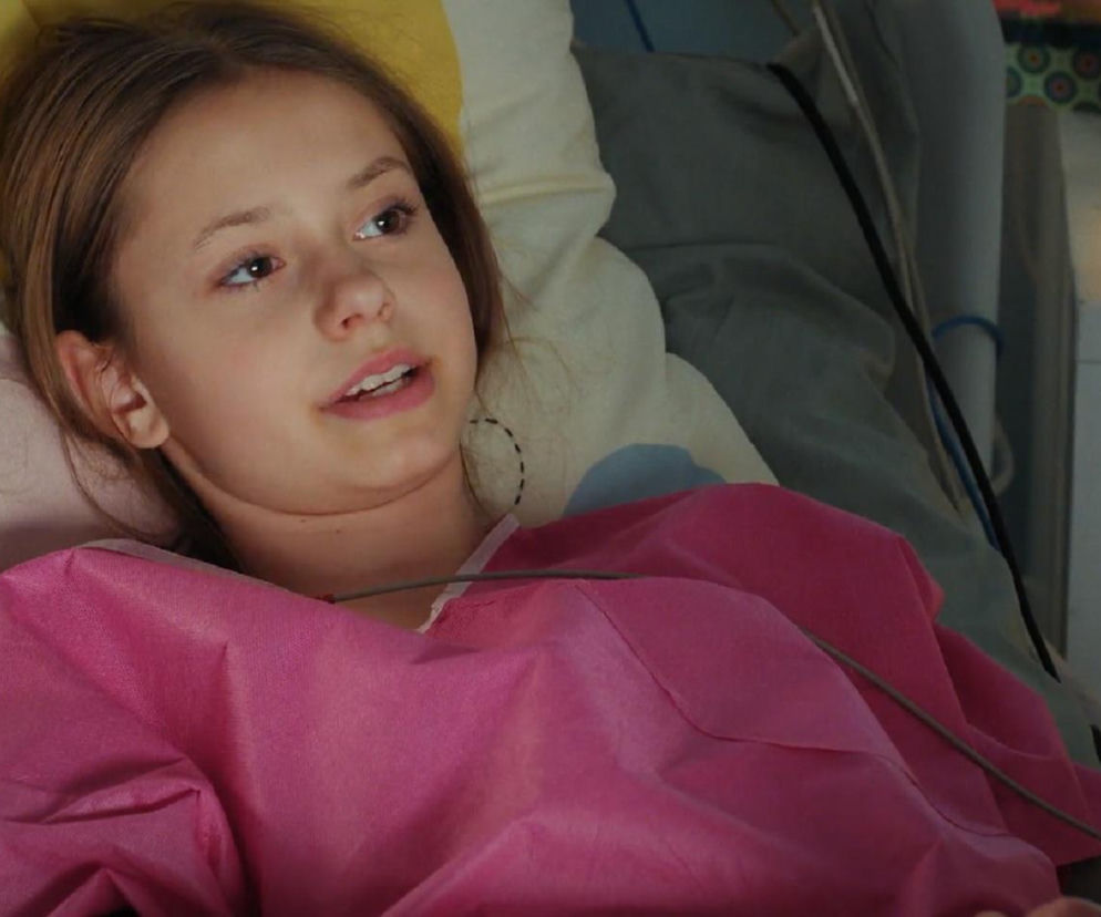 Hania w szpitalnym łóżku w różowej piżamie. O losach dziewczynki w M jak miłość przeczytasz na SE Superseriale.