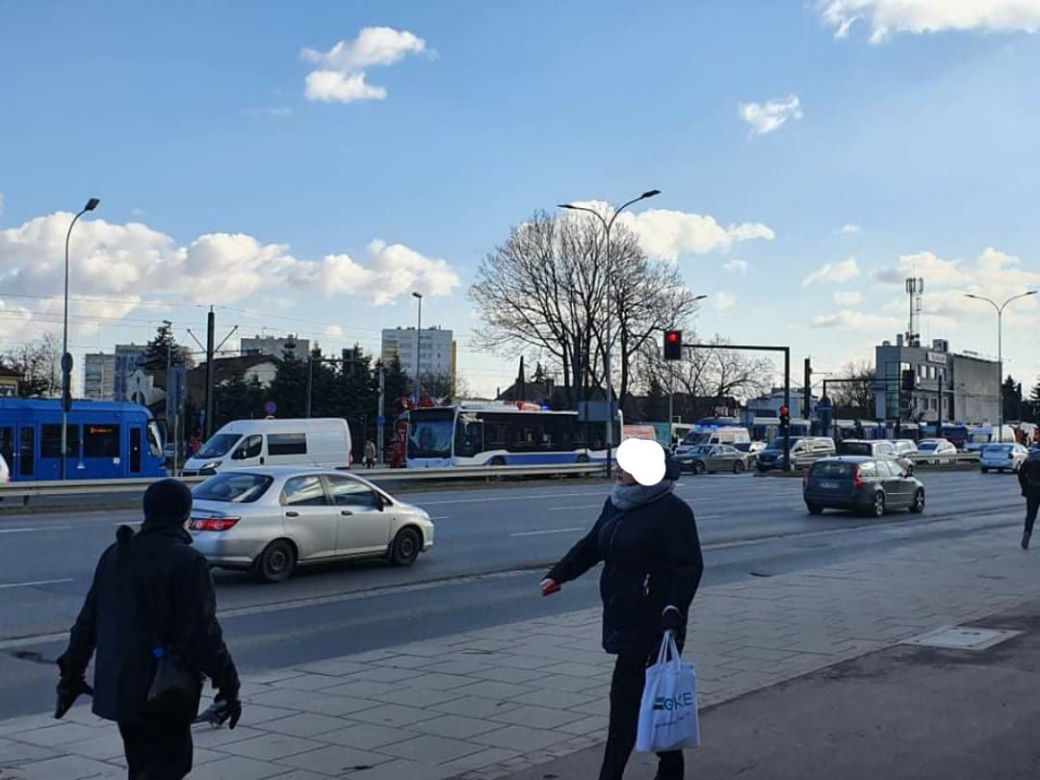 Kobieta weszła pod tramwaj w Krakowie