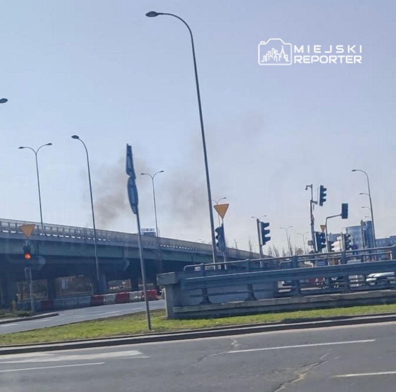 Dym nad centrum handlowym w Warszawie